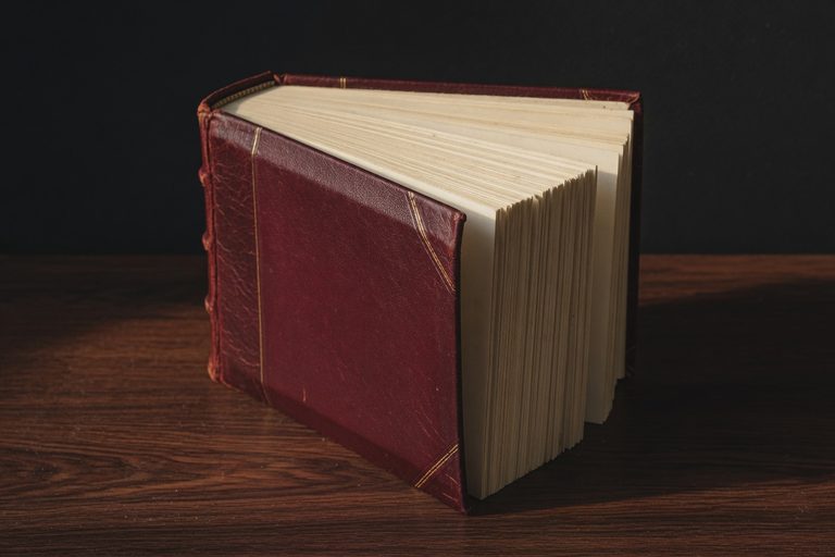 Livro de registro de imóveis sobre mesa de madeira